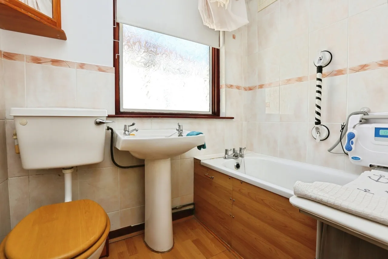 Barnes Lane, Sarisbury Green, SO31, photo 14