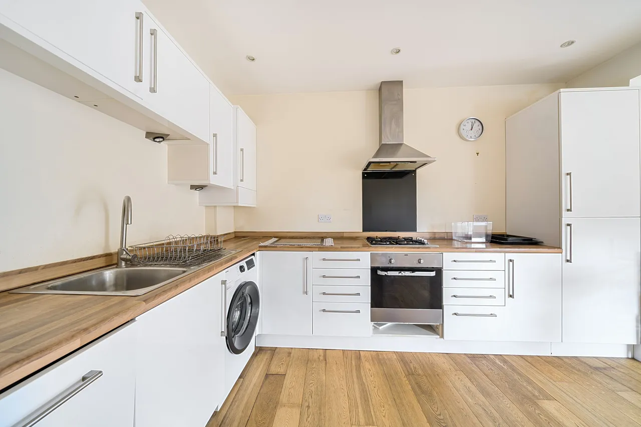 3 bed flat to rent — Flat B, 163 Mitcham Lane, London