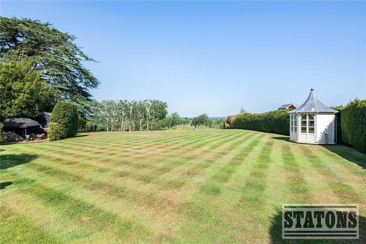 Essendon Place, Essendon, Hatfield, Hertfordshire, AL9 6GZ, photo 4
