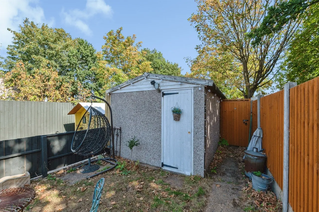 Brentwood Road, Chadwell St Mary, RM16, photo 17