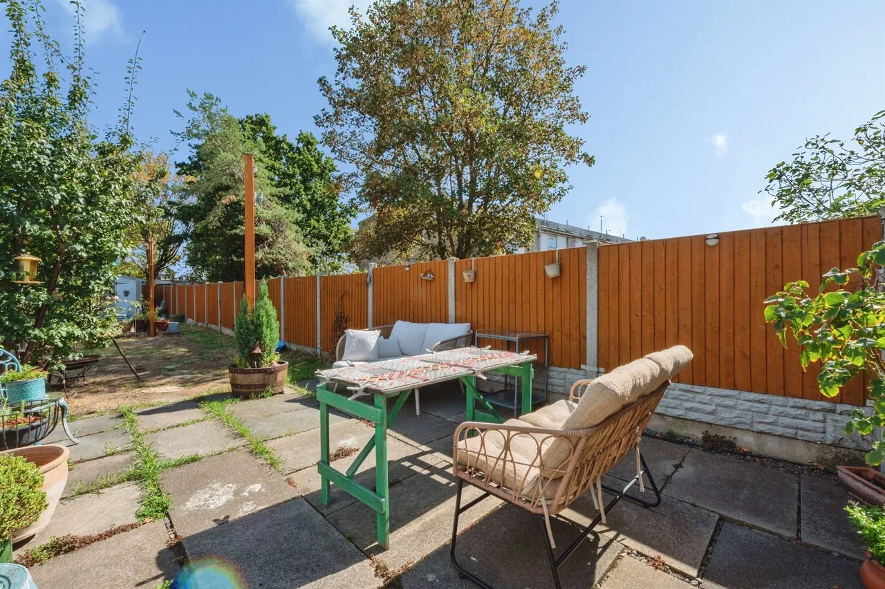 Brentwood Road, Chadwell St Mary, RM16, photo 14