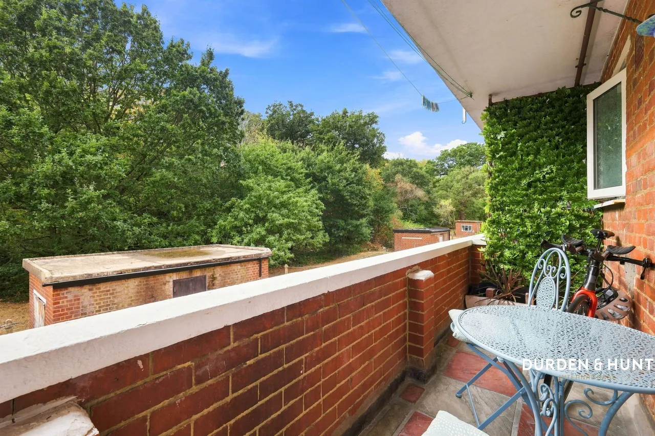 Bradwell Close, South Woodford, E18, photo 14