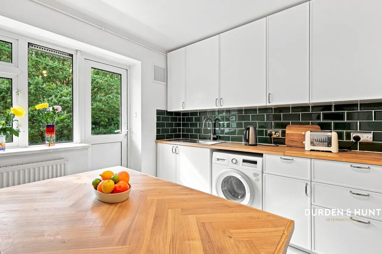Bradwell Close, South Woodford, E18, photo 5