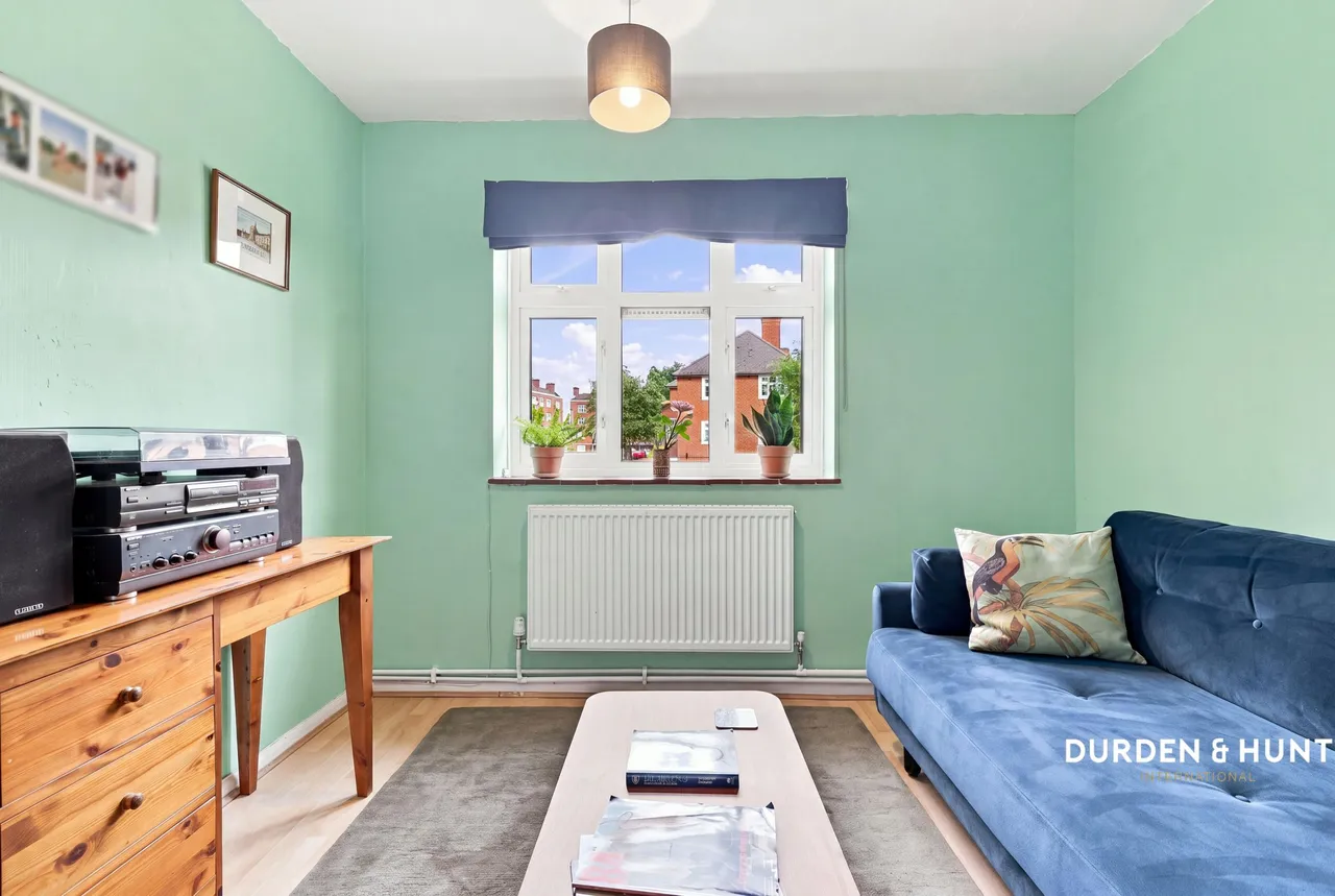 Bradwell Close, South Woodford, E18, photo 3