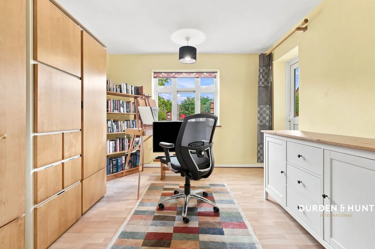 Bradwell Close, South Woodford, E18, photo 13