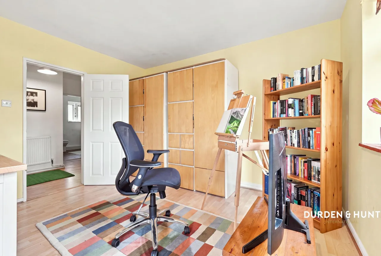 Bradwell Close, South Woodford, E18, photo 12