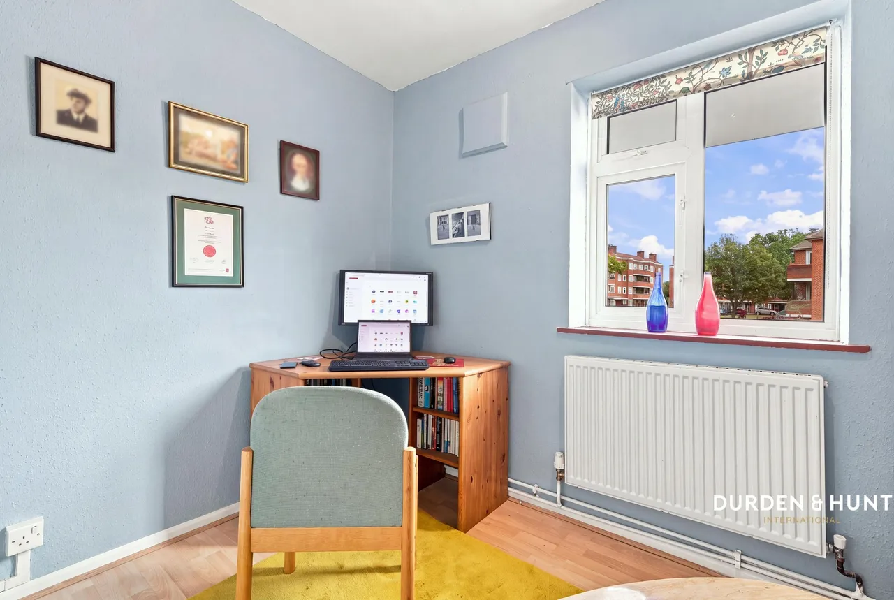 Bradwell Close, South Woodford, E18, photo 11
