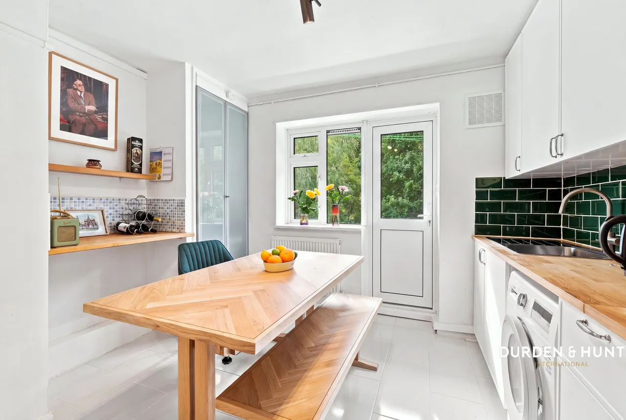 Bradwell Close, South Woodford, E18, photo 4