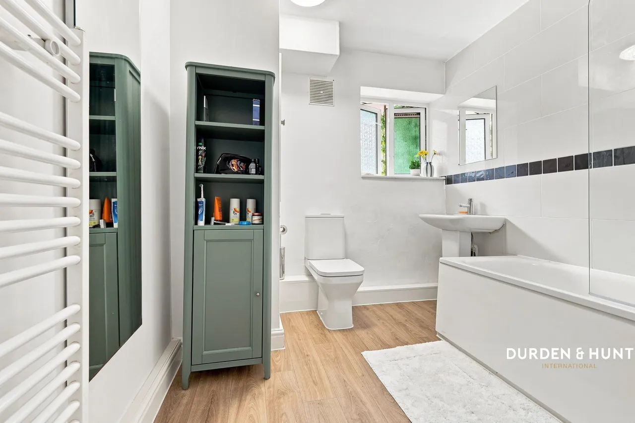 Bradwell Close, South Woodford, E18, photo 15