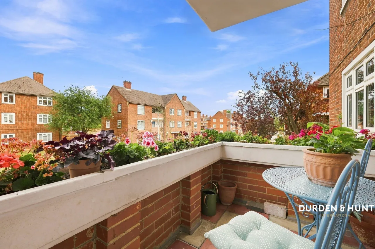Bradwell Close, South Woodford, E18, photo 6