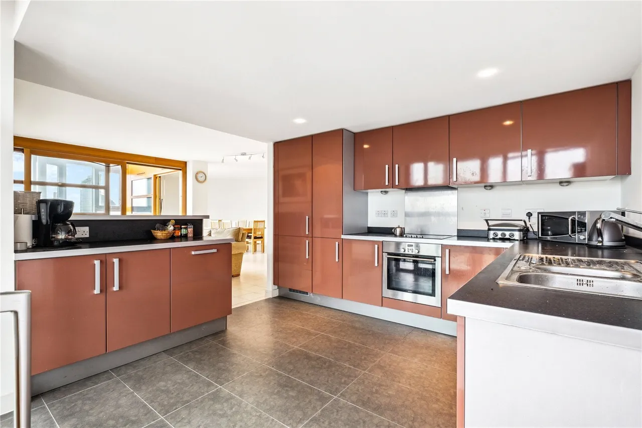 Lombard Road, London, SW11, photo 3