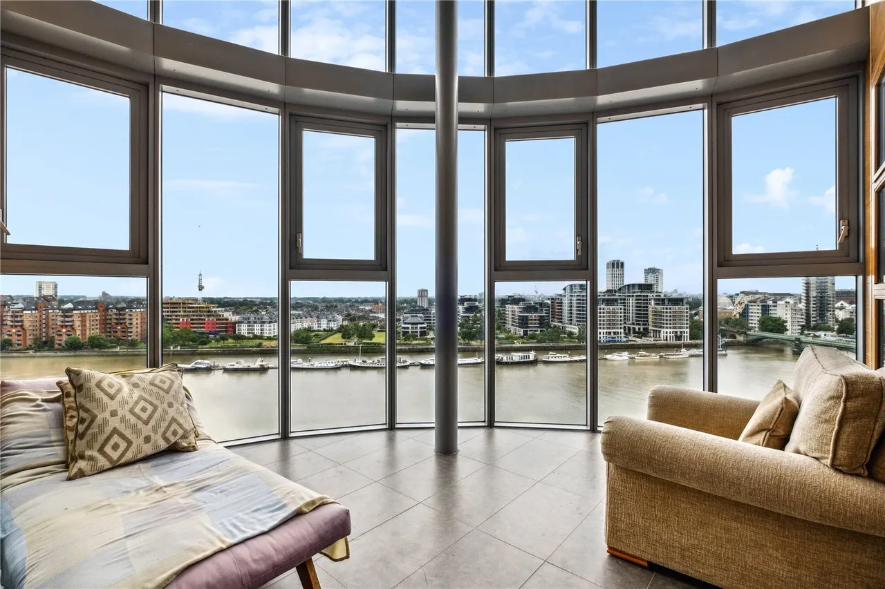 3 bed flat to rent, Lombard Road, London, SW11