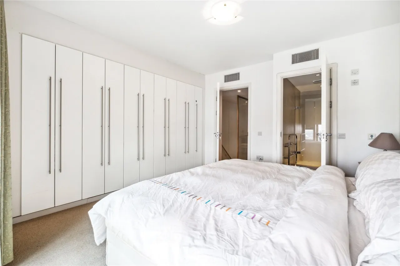Lombard Road, London, SW11, photo 8