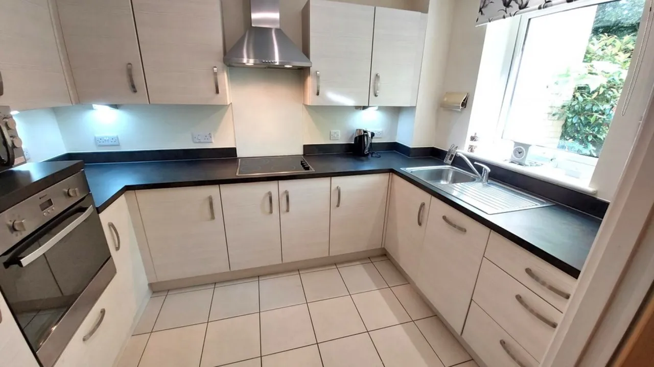Broadfield Court, Prestwich, M25, photo 5