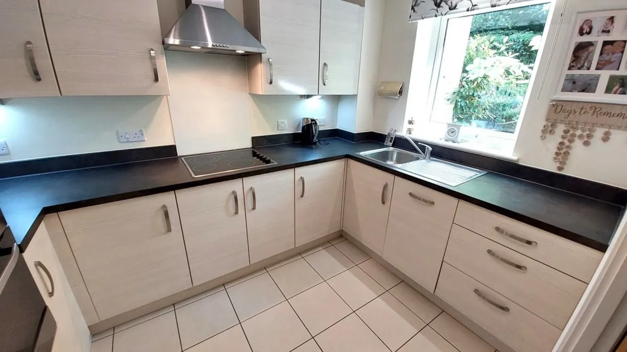 Broadfield Court, Prestwich, M25, photo 4