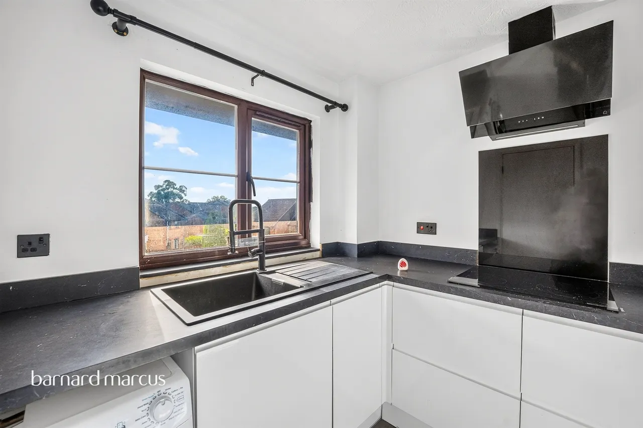 Lowry Crescent, Mitcham, CR4, photo 9