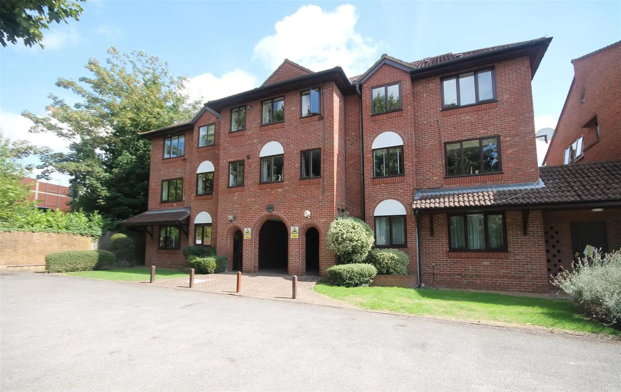 1 bed property to rent, Belmont Road, Leatherhead, KT22