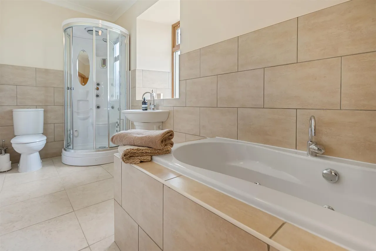 Strathaven, ML10 6RP, photo 41