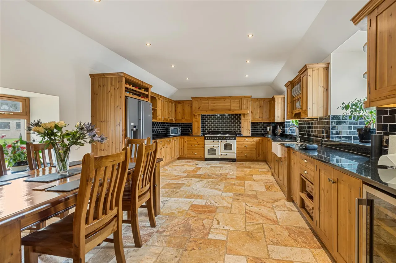 Strathaven, ML10 6RP, photo 8
