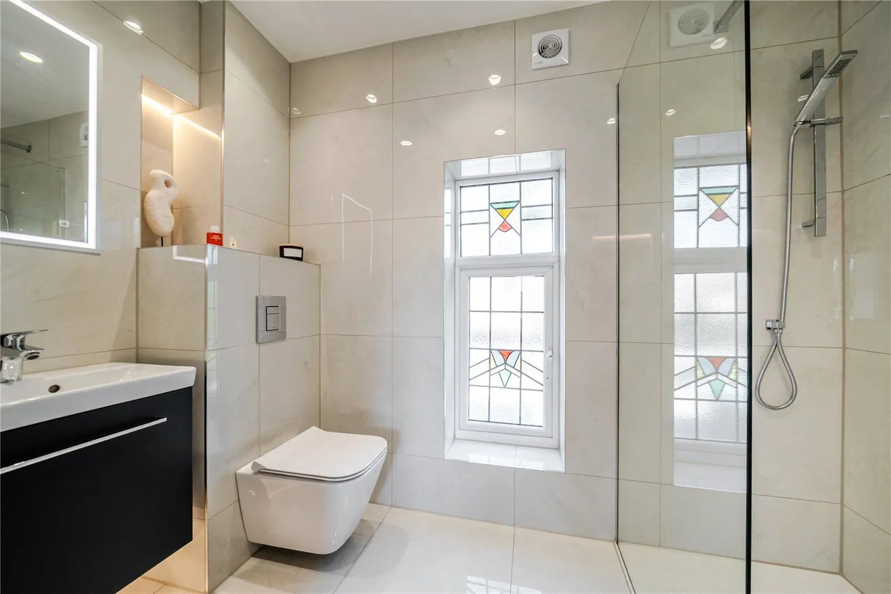 Renton Avenue, Guiseley, LS20, photo 9