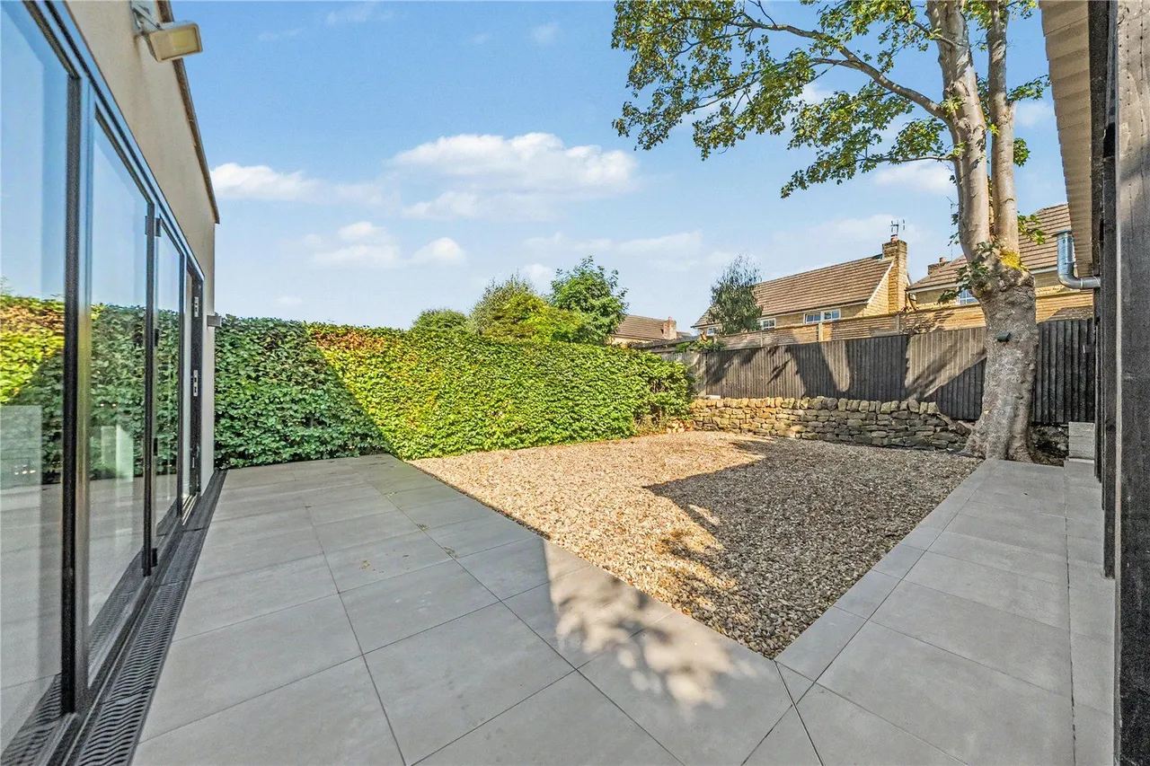 Renton Avenue, Guiseley, LS20, photo 19