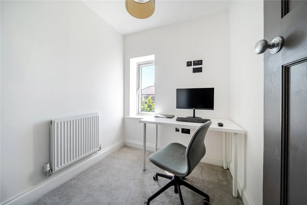 Renton Avenue, Guiseley, LS20, photo 17