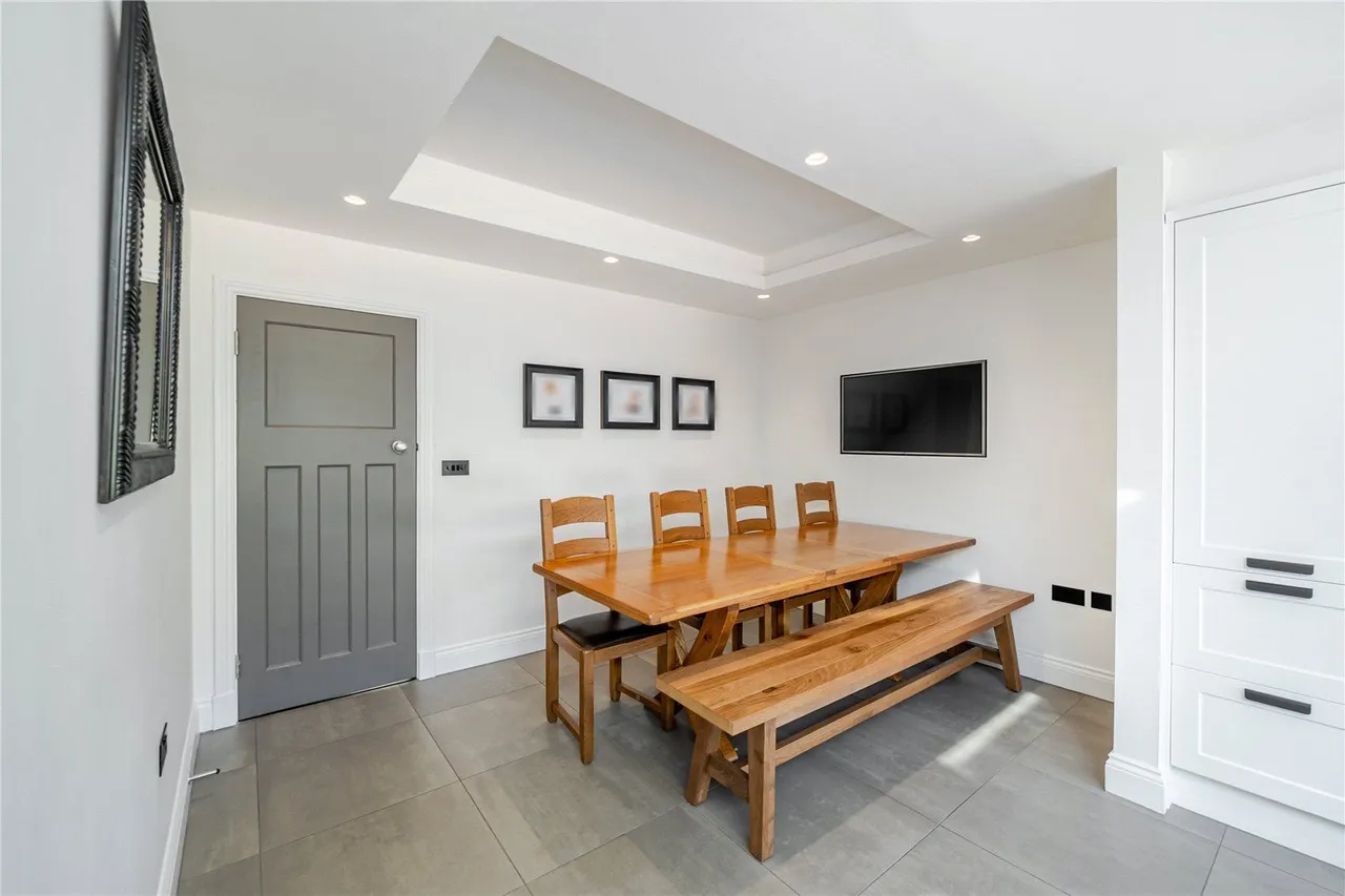 Renton Avenue, Guiseley, LS20, photo 5