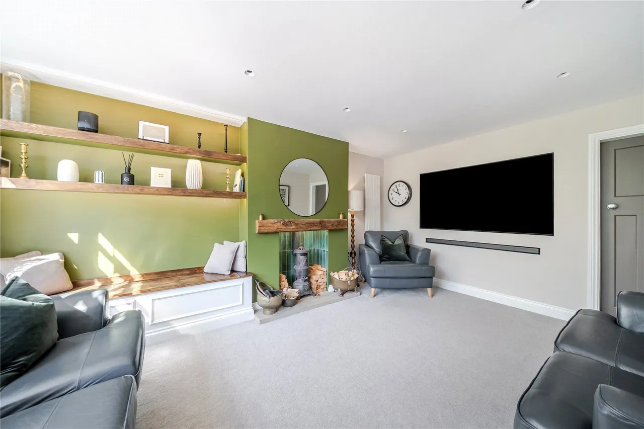 Renton Avenue, Guiseley, LS20, photo 3
