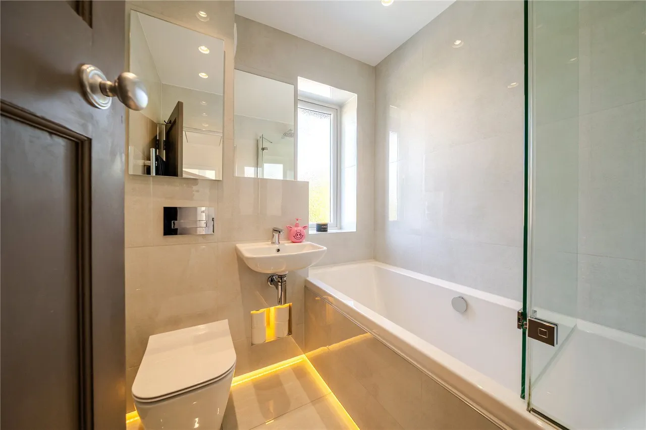 Renton Avenue, Guiseley, LS20, photo 10
