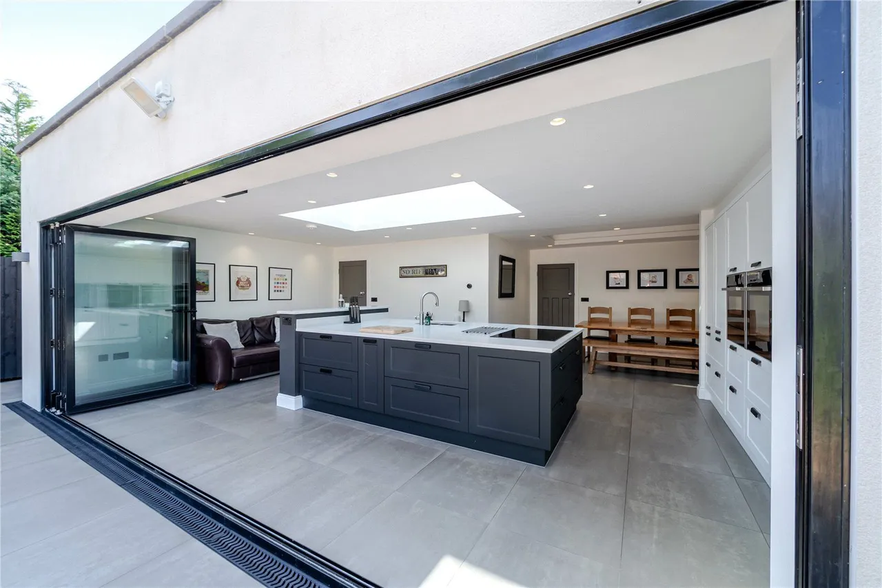 Renton Avenue, Guiseley, LS20, photo 4