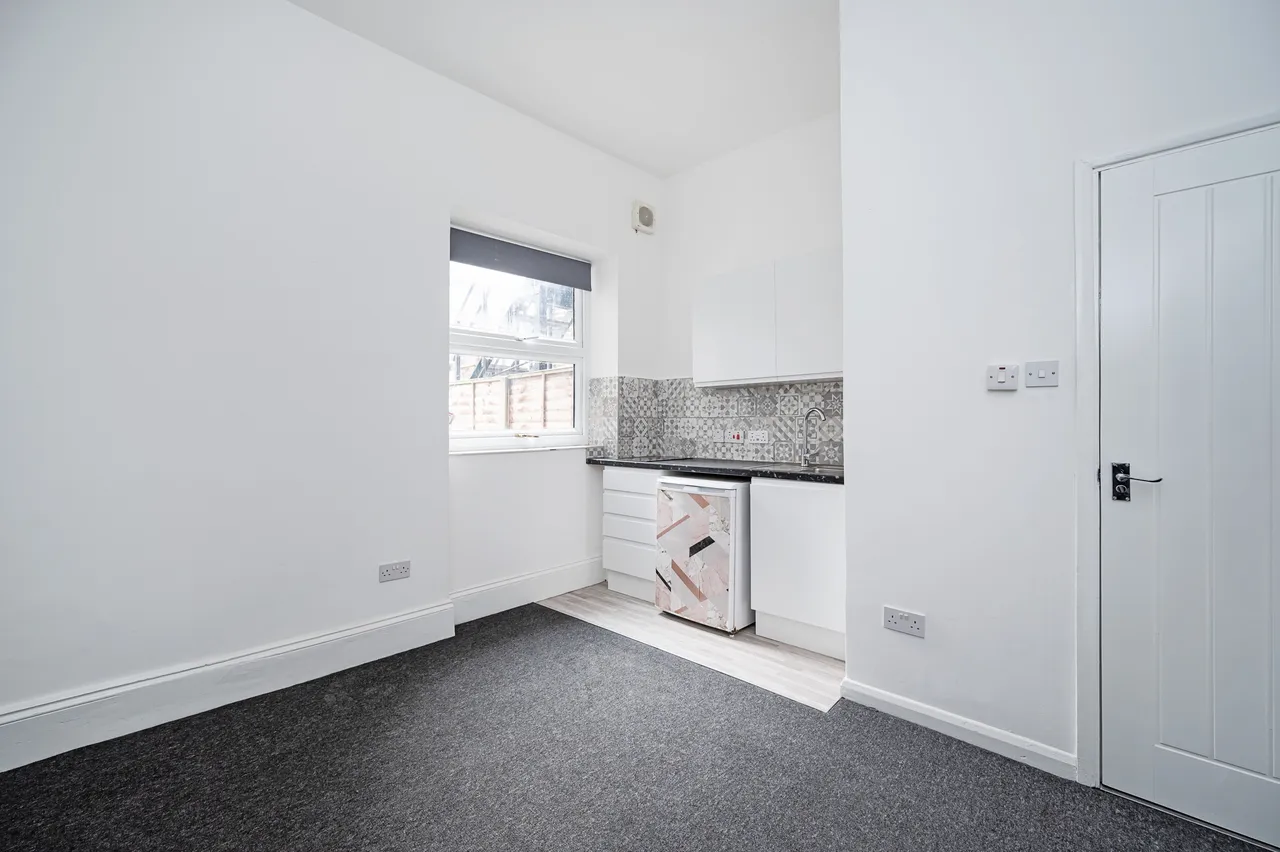 flat to rent — Flat 2, 8 Bodney Road, London