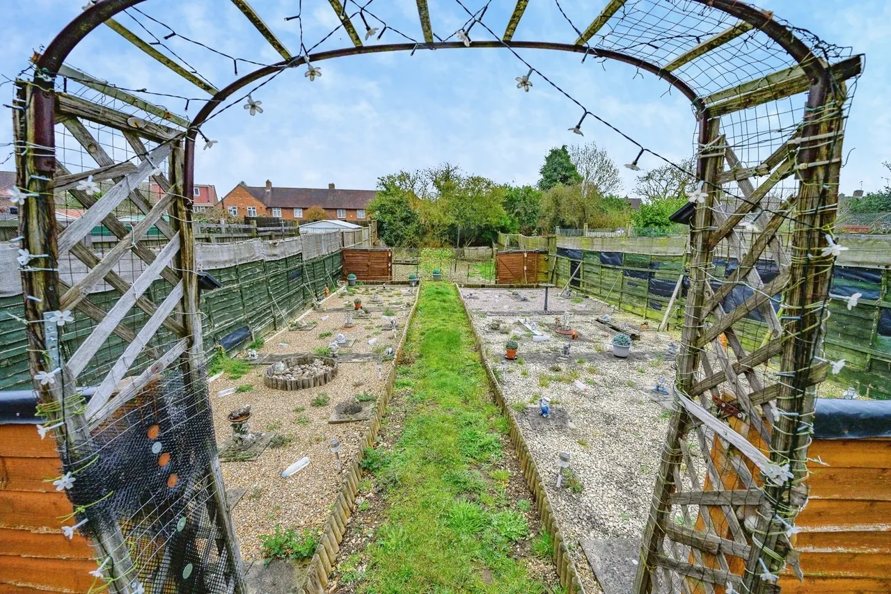 Abbey Drive, Luton, Bedfordshire, LU2, photo 18