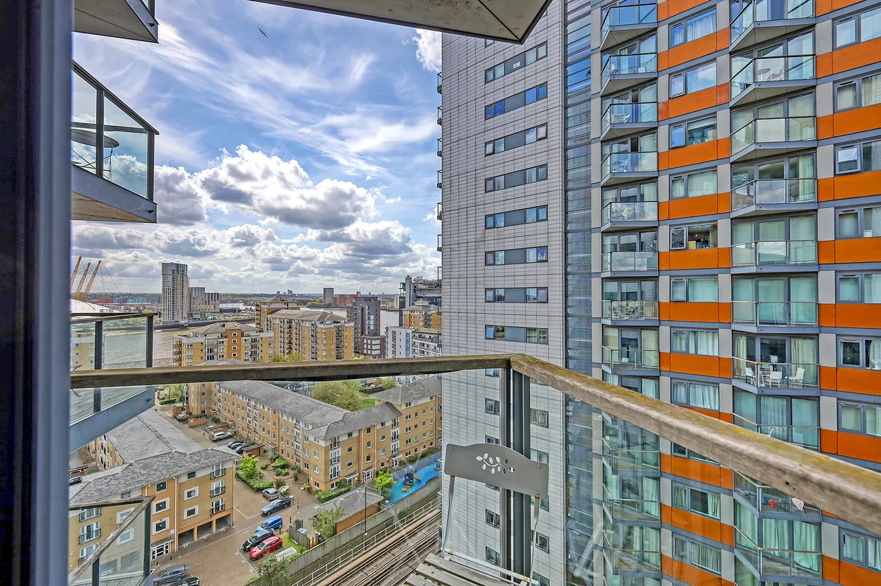 1 bed flat for sale, Neutron Tower, London, E14