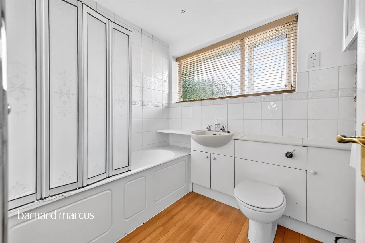 Holcon Court, Redhill, RH1, photo 16