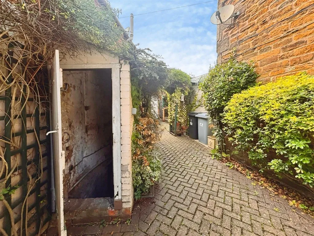 High Street West, Uppingham, photo 17