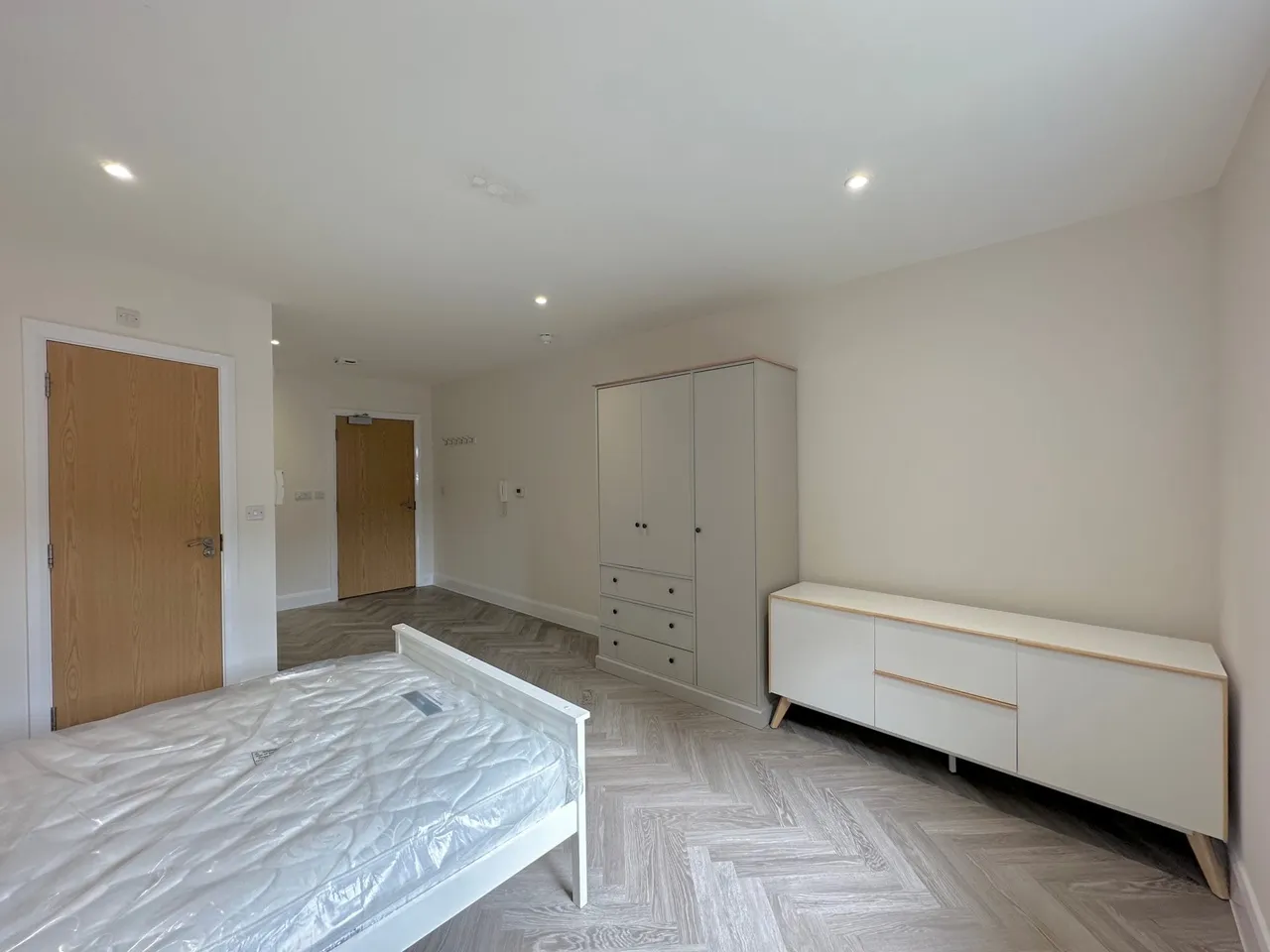Room 16, Waterside House Woodley Headland, Milton Keynes, Peartree Bridge, MK6 3FE, photo 3