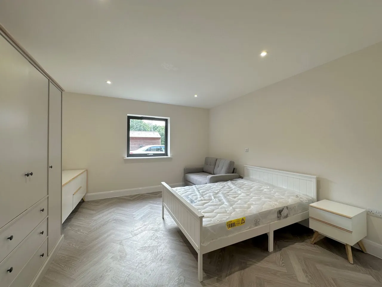 Room 16, Waterside House Woodley Headland, Milton Keynes, Peartree Bridge, MK6 3FE, photo 2