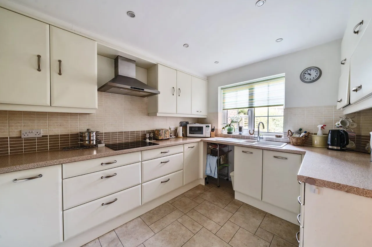 Tithe Barn Court, Aldwick Bay, West Sussex, PO21 4EZ, photo 4
