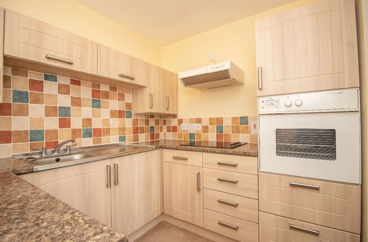 38 Holman Close, Waterlooville, PO8 8HD, photo 2