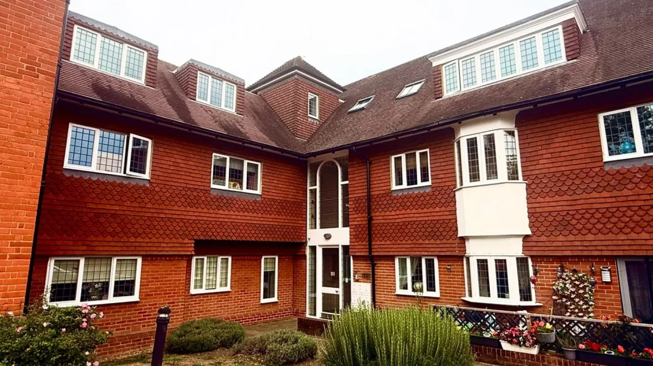 2 bed flat to rent, Rookwood Place, RH1