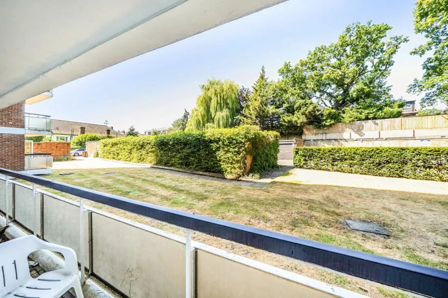 Regents Park Road, London, N3, photo 10