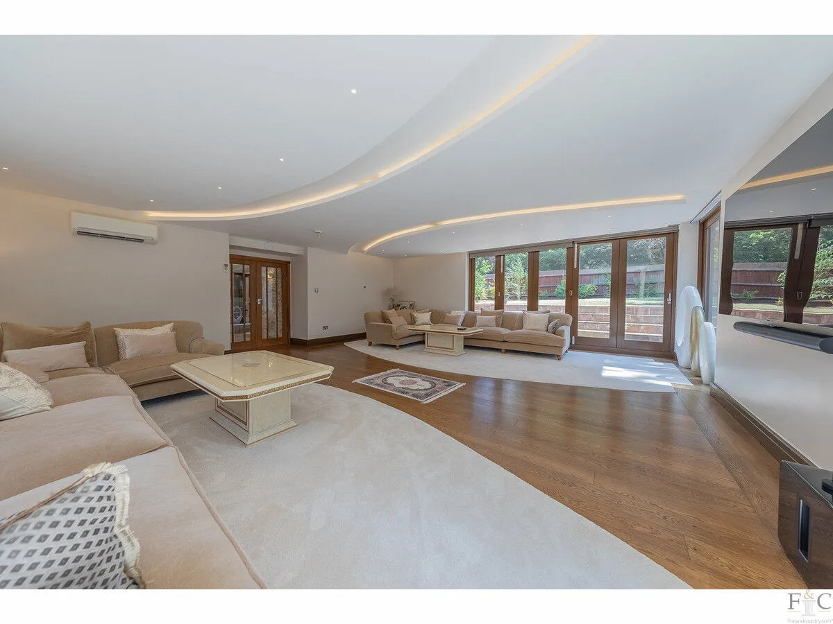 Stoughton Drive South, Leicester, LE2, photo 8