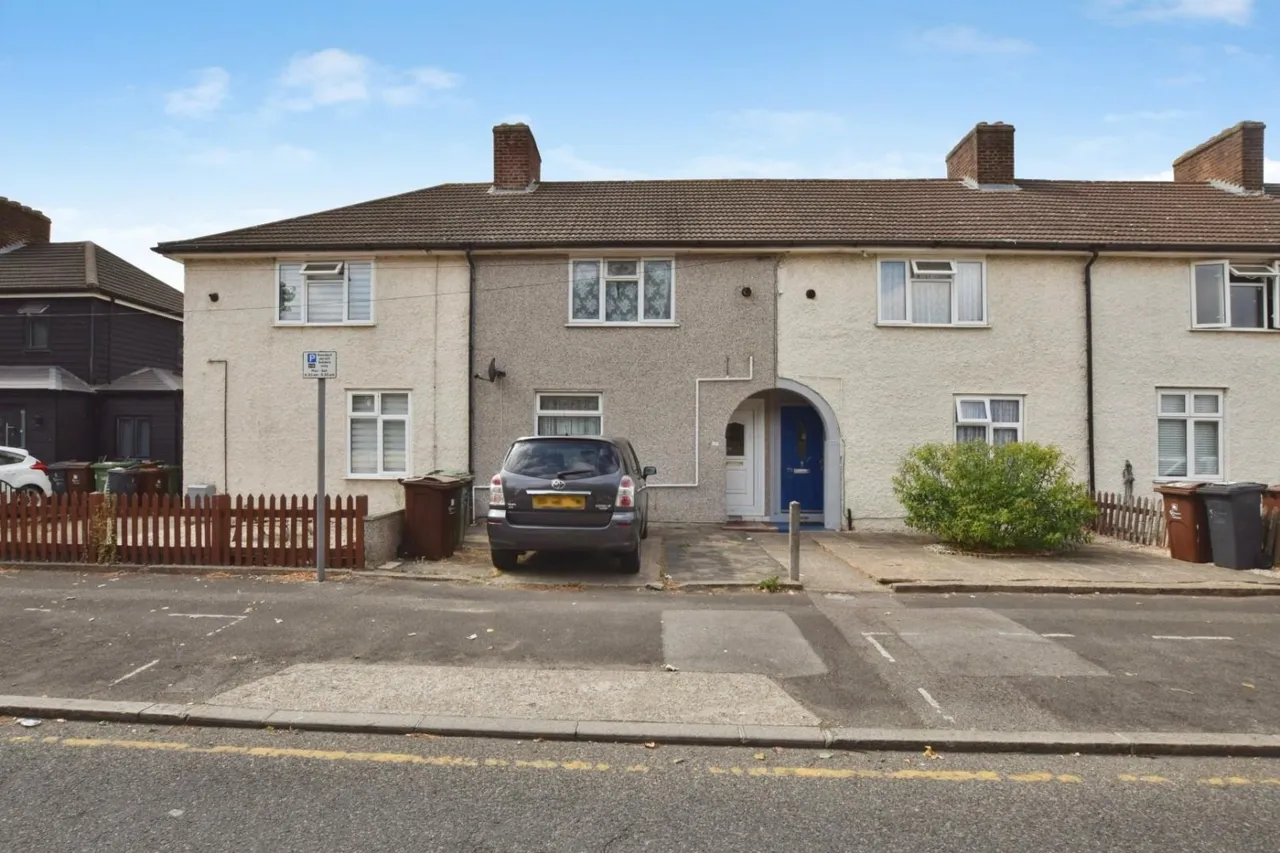 2 bed house to rent, Pondfield Road, Dagenham, RM10