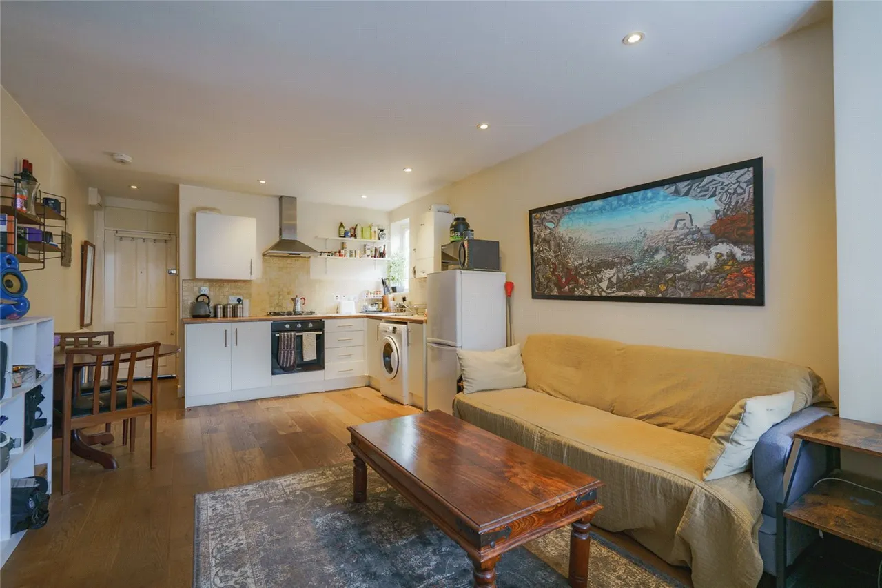 flat for sale — Gleneagle Road, London, SW16