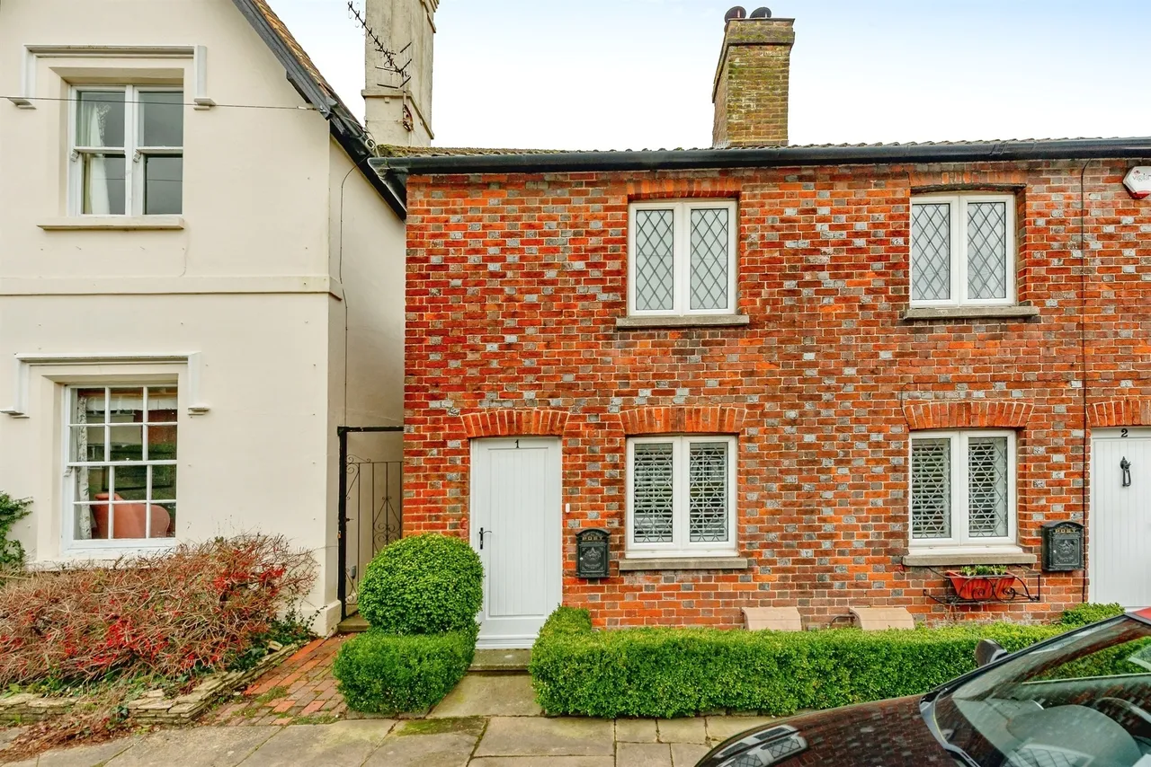 2 bed house for sale — Quality Street, Merstham, Redhill