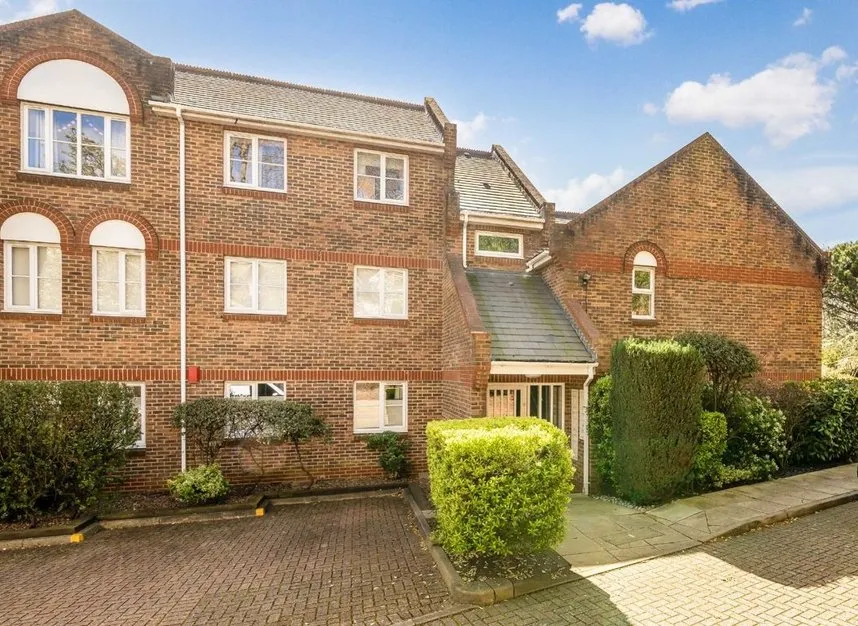 2 bed flat for sale — Catherine Drive, Richmond, TW9