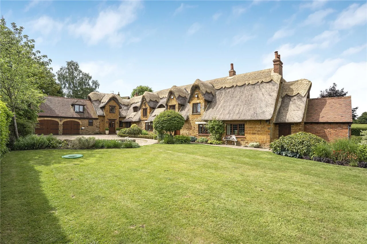 Upper Harlestone, NN7, photo 27