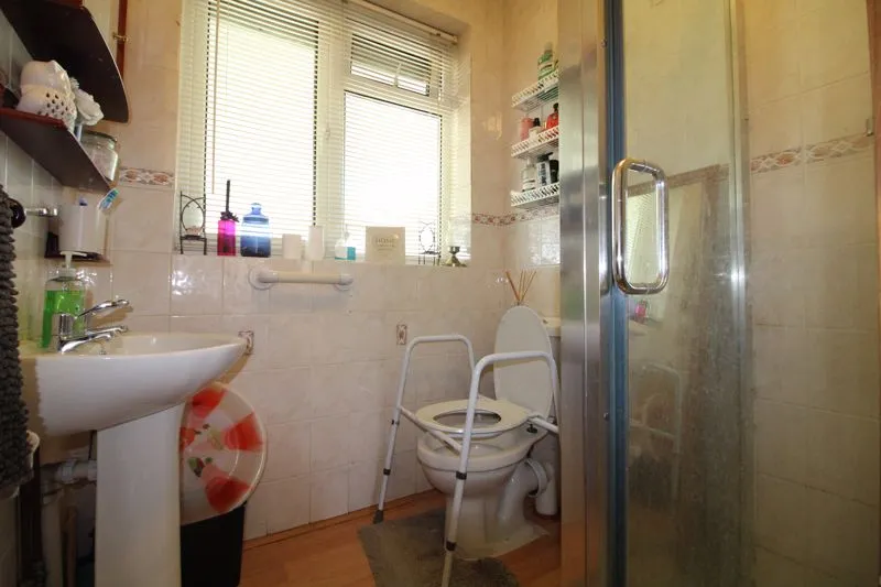 Matlock Crescent, Luton LU4 0BP, photo 8