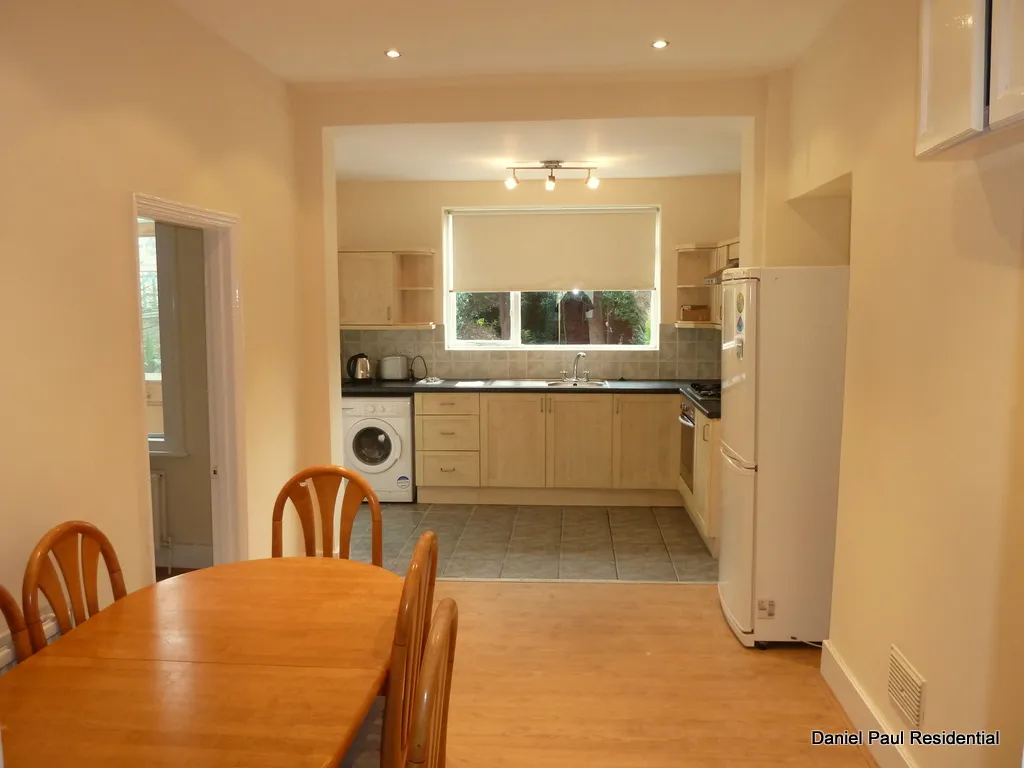 Carlyle Road, photo 4