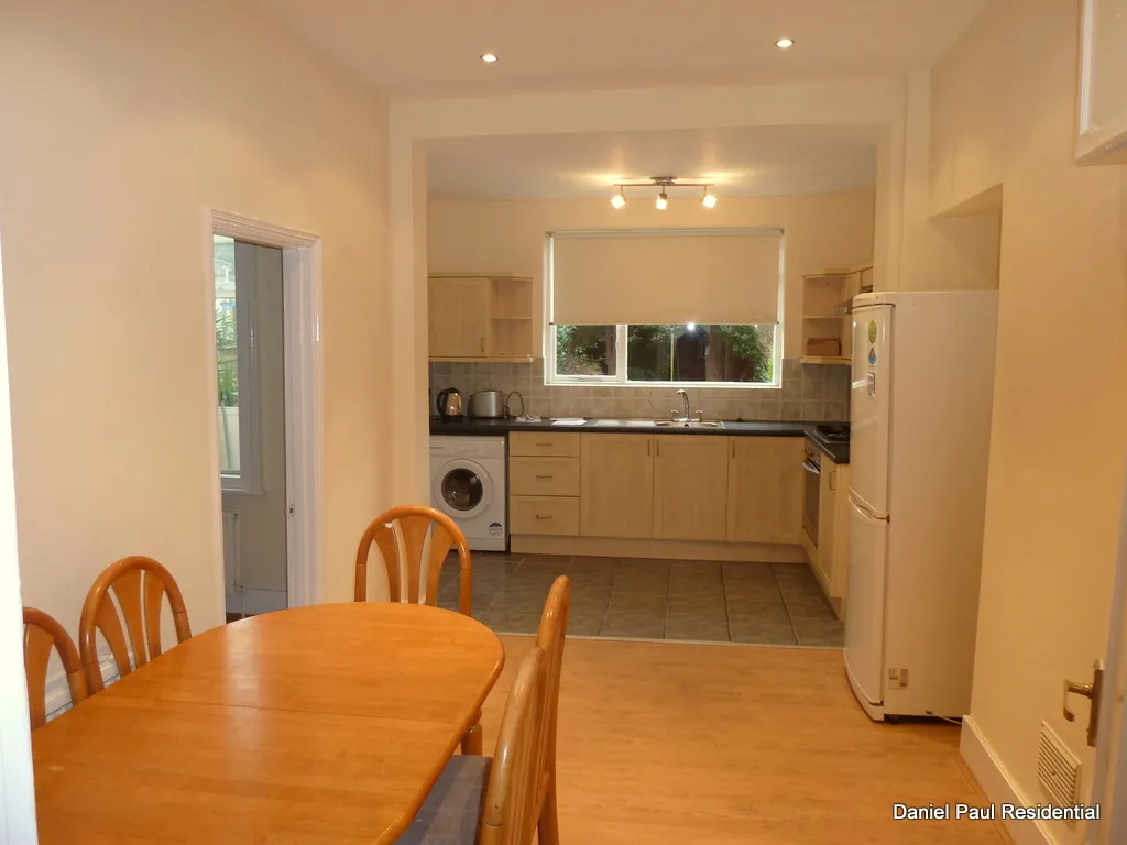 Carlyle Road, photo 7